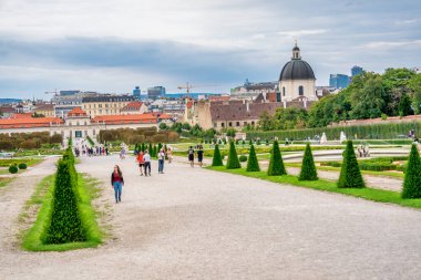 Viyana, Avusturya - 20 Ağustos 2022: Turistler bulutlu bir günde Belvedere Sarayı 'nı ziyaret ettiler.