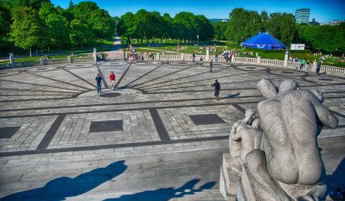 Oslo, Norveç - Haziran 10: heykeller üzerinde 10 Haziran 2010 popüler vigeland Park Oslo, Norveç. Harika bir sanat gustav vigeland tarafından oluşturulmuş.