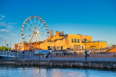 Helsinki, Finlandiya - 3 Temmuz 2017: Güneşli bir yaz gününde Helsinki kenti.