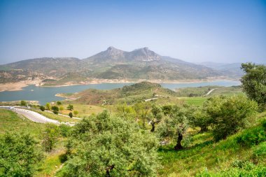 Zahara de la Sierra dağları ve göl manzarası, İspanya.