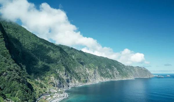 Portekiz, Madeira 'daki Seixal kıyı şeridinin hava görüntüsü.