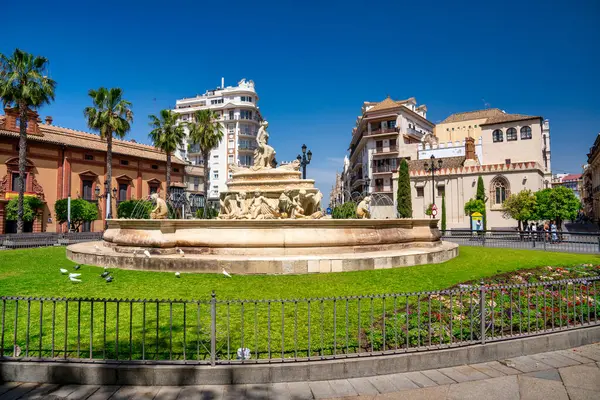 西班牙塞维利亚 2023年4月 美丽的阳光普照的城市喷泉边的游客 — 图库照片