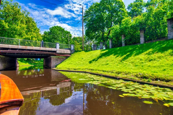 Riika Latvia Heinäkuuta 2017 Kaupunkipuisto Aurinkoisena Päivänä — kuvapankkivalokuva