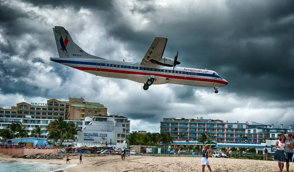 Martin Dutch Antilles Mar Airplane Lands Maho Beach March 2010 — Stock Photo, Image