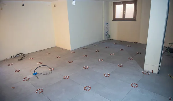把瓷砖放在地板上 转向新的住房概念 地下室房间 — 图库照片