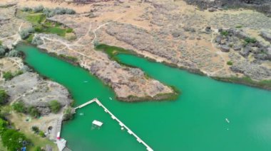 Yazın turistlerle birlikte Dierkes Park Gölü 'nün hava manzarası güneşli bir günde, İkiz Şelale, Idaho.