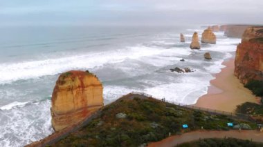 Twelve Apostles 'ın panoramik hava çekimi. Alacakaranlıkta İHA' dan sahil şeridi. Avustralya..