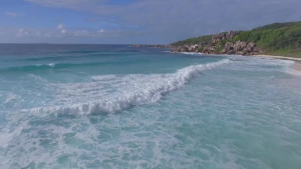 ビーチ沿いの小さな波のゆっくりとした動きの空中ビュー — ストック動画