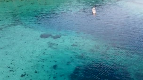 Πολύχρωμο Σκάφος Πάνω Από Όμορφο Κοραλλιογενή Ύφαλο Εναέρια Άποψη — Αρχείο Βίντεο