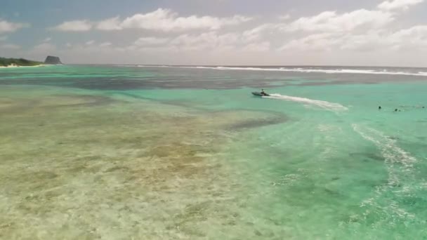 毛里求斯加布里埃尔岛 在美丽的阳光灿烂的日子里从无人驾驶飞机俯瞰天空 — 图库视频影像