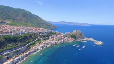 İtalya 'daki Calabrian kıyı şeridinin havadan görüntüsü. Gökyüzünden Scilla..