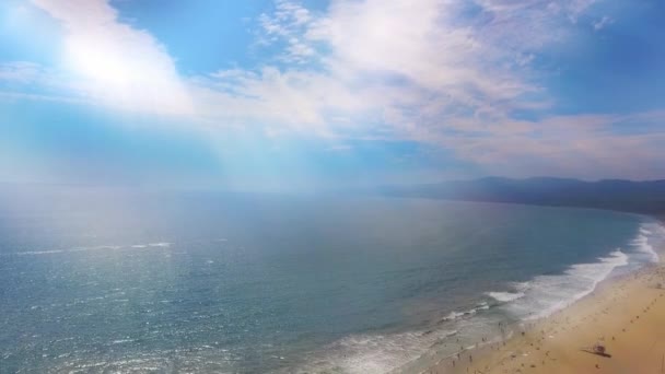 Vista Aérea Santa Monica Beach Califórnia Com Raios Luz Céu — Vídeo de Stock