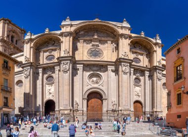 Granada, İspanya - 13 Nisan 2023: Ünlü şehir katedralinin dışındaki turistler.