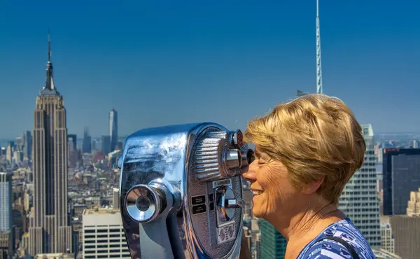 Una Donna Anziana Felice Che Guarda Panorama New York — Foto Stock