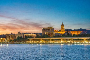 Malaga gün batımı silueti İspanya şehir limanını oluşturur