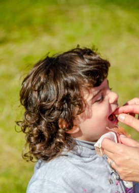 Şehir parkında tatilde olan mutlu çocuklar.