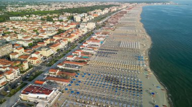 Yaz mevsiminde Lido di Camaiore ve Viareggio kıyılarının panoramik hava manzarası - Toskana, İtalya