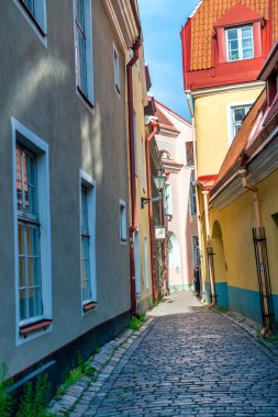 Tallinn, Estonya - 15 Temmuz 2017: Güneşli bir yaz gününde Tallinn Ortaçağ sokakları ve binaları.