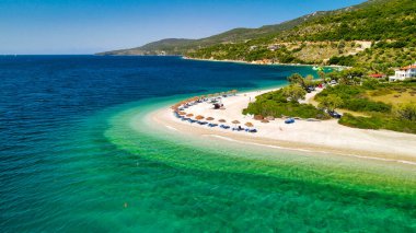 Yunanistan 'ın Alonissos kentindeki Agios Dimitrios Plajı' nın hava manzarası.