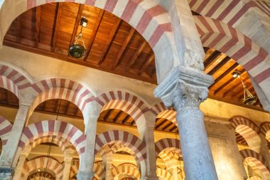 Cordoba Camii Katedrali 'ndeki Hypostyle Malikanesi. Sitenin zengin bir dini tarihi vardır ve şu anda aktif bir katedraldir..