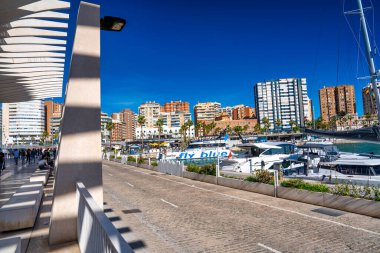 Malaga, İspanya - 14 Nisan 2023: Turistler Paseo del Parque boyunca yürüyor.