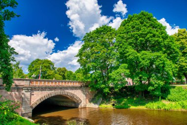 Riga, Letonya - 8 Temmuz 2017: Güneşli bir yaz gününde Riga Parkı.