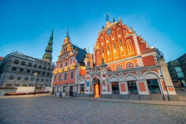 Riga, Letonya - 7 Temmuz 2017: Riga eski caddeler ve gece binaları.
