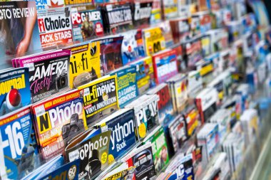 Margaret River, Avustralya - 9 Eylül 2023: Bir dükkanda gazete ve dergiler.