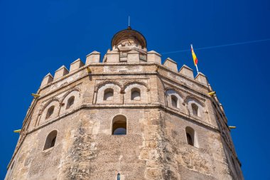 Sevilla 'daki Altın Kule' nin tepesinde. Torre del Oro.