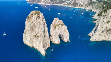 Yaz mevsiminde Faraglioni 'nin muhteşem hava manzarası. Capri Adası, İtalya 'da kaya doğal oluşumları.