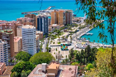 Güneşli bir günde Malaga limanının havadan görüntüsü.