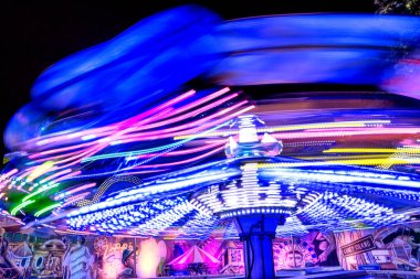 Viyana, Avusturya - 20 Ağustos 2022: Akşamları eğlence parkı.