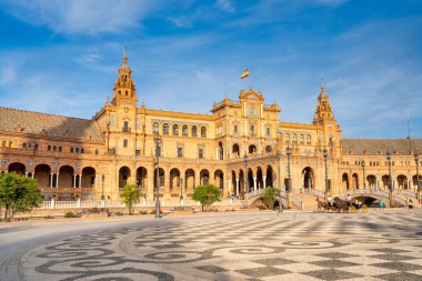 Sevilla, İspanya - 10 Nisan 2023: Turistler Plaza de Espana 'da gün batımının keyfini çıkarıyorlar.