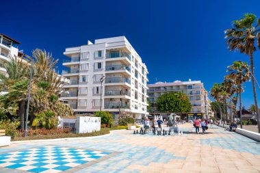 Estepona, İspanya - 7 Nisan 2023: Güneşli bir günde Estepona 'nın güzel gezinti alanı, Endülüs.