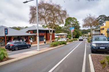 Margaret River, Avustralya - 9 Eylül 2023: Bahar mevsiminde şehir sokakları ve binaları.