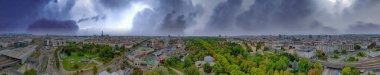Viyana, Avusturya. Fırtına sırasında Prater bölgesi ve şehir siluetinin panoramik hava görüntüsü.