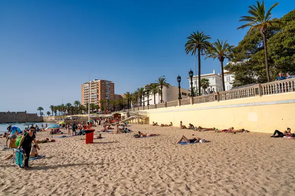 Cadiz Spania April 2023 Turister Langs Bystranden – stockfoto
