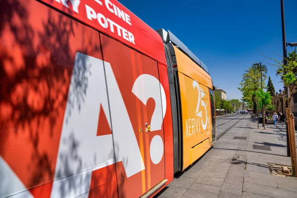 Севилья Испания Апреля 2023 Года Городской Трамвай Вдоль Центральной Улицы — стоковое фото