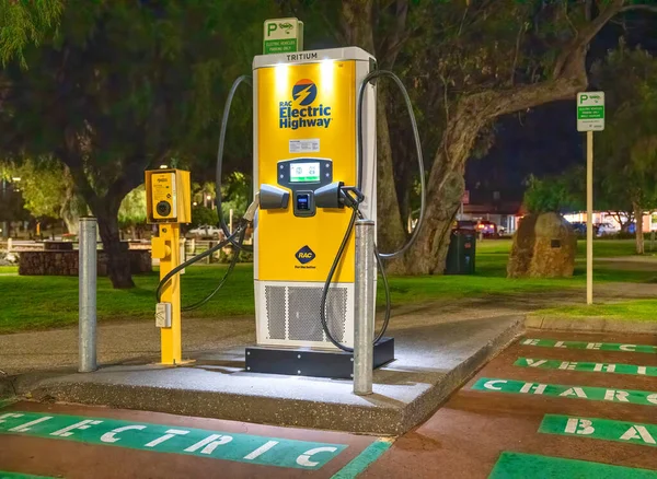 Busselton Australia Settembre 2023 Caricabatterie Auto Elettriche Lungo Strada Notte — Foto Stock