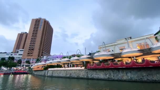 シンガポール January 2020 シンガポールの川の日没からボートを移動 — ストック動画