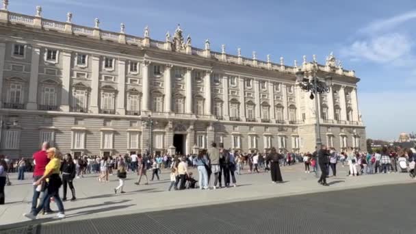 Мадрид Испания Октября 2022 Года Туристы Перед Королевским Дворцом Солнечный — стоковое видео
