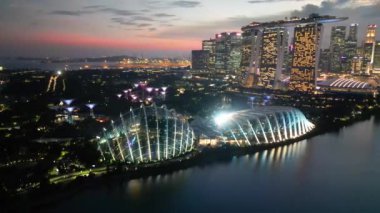Singapur ve Marina Körfezi gökdelenleri. İHA 'dan gece hava görüntüsü.