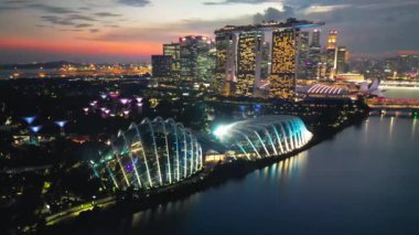 Singapur ve Marina Körfezi gökdelenleri. İHA 'dan gece hava görüntüsü.