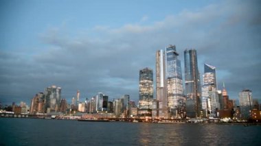 Manhattan 'ın panoramik günbatımı manzarası Hudson Nehri' ndeki hareketli tekneden ufuk çizgisi.