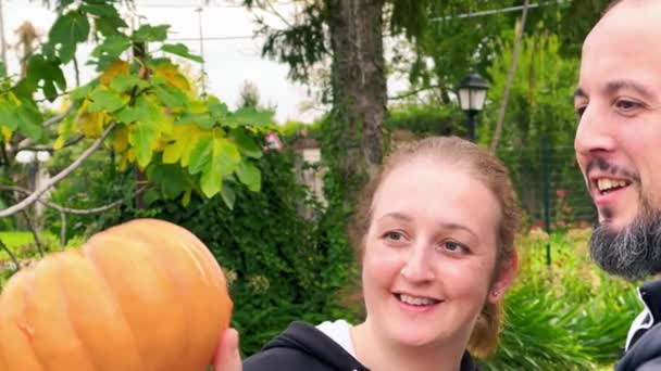 Reuni Keluarga Halloween Membuat Labu Untuk Pesta Halloween Pasangan Muda — Stok Video