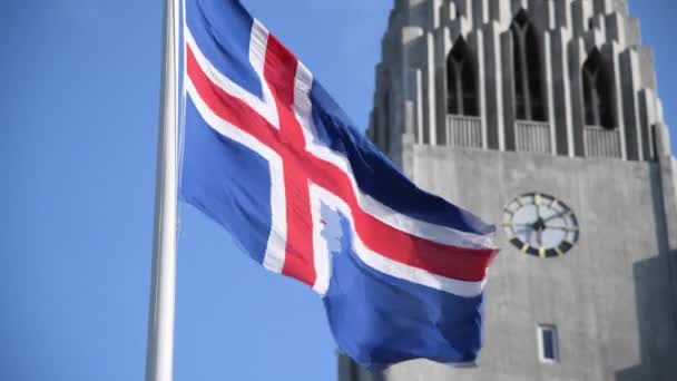 Island Vlajka Vlnící Proti Větru Před Katedrálou Reykjavík Zpomaleném Filmu — Stock video