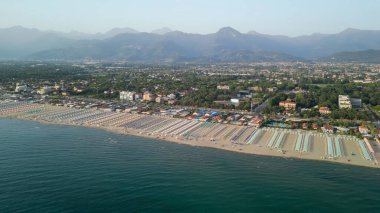 Yaz mevsiminde Lido di Camaiore ve Viareggio kıyılarının panoramik hava manzarası - Toskana, İtalya