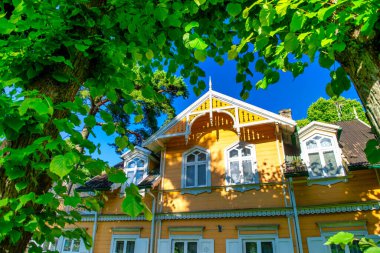 Letonya 'daki Jurmala Plajı boyunca renkli binalar.