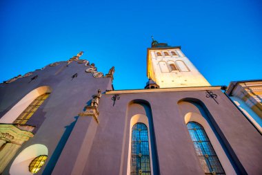 Bir yaz gecesinde Tallinn sokaklarında ve ortaçağ binalarında, Estonya.