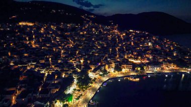Yunanistan 'da, geceleyin Zelos Kasabasının havadan görünüşü.